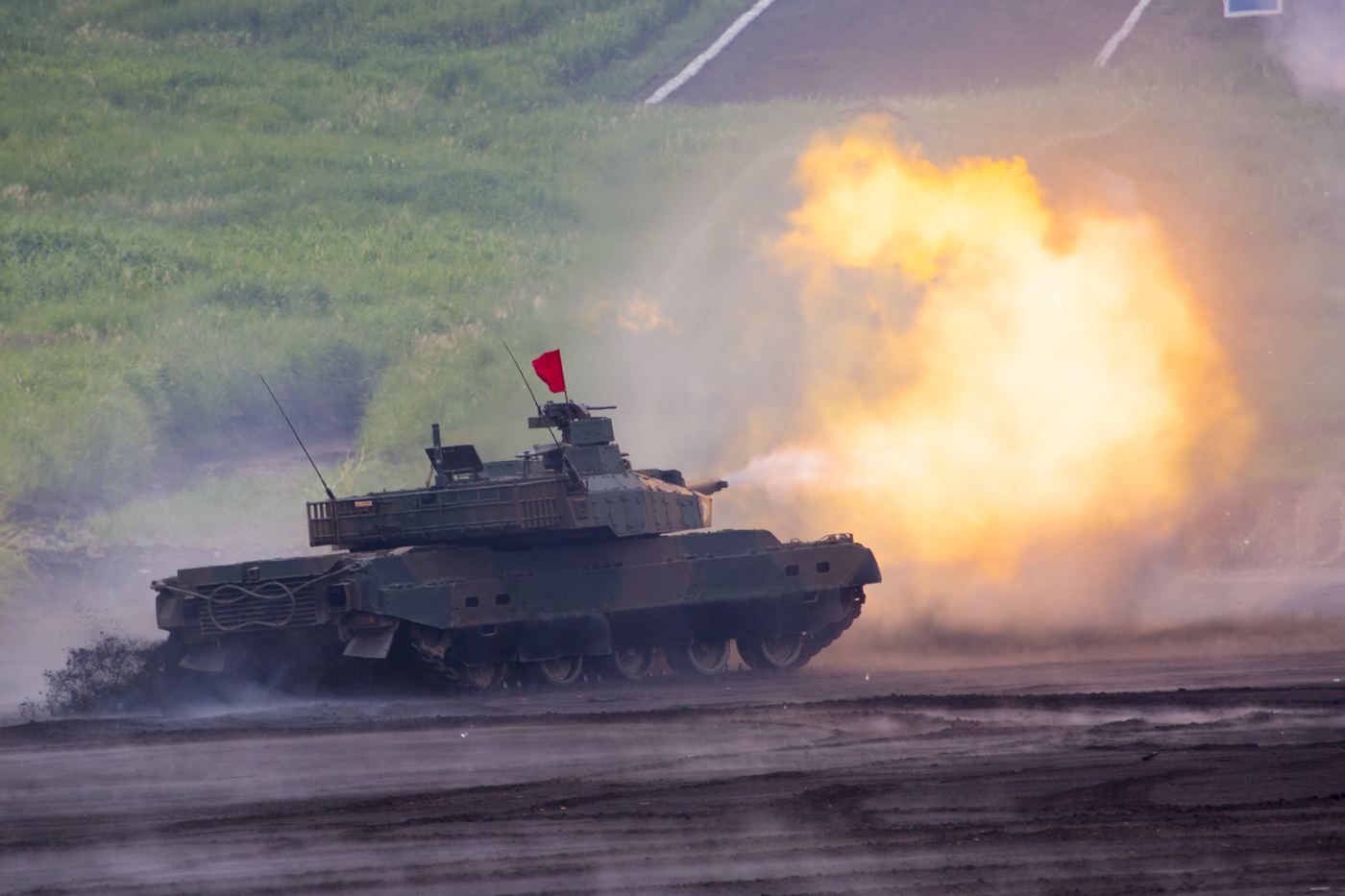 富士総合火力演習で射撃する陸上自衛隊の90式戦車