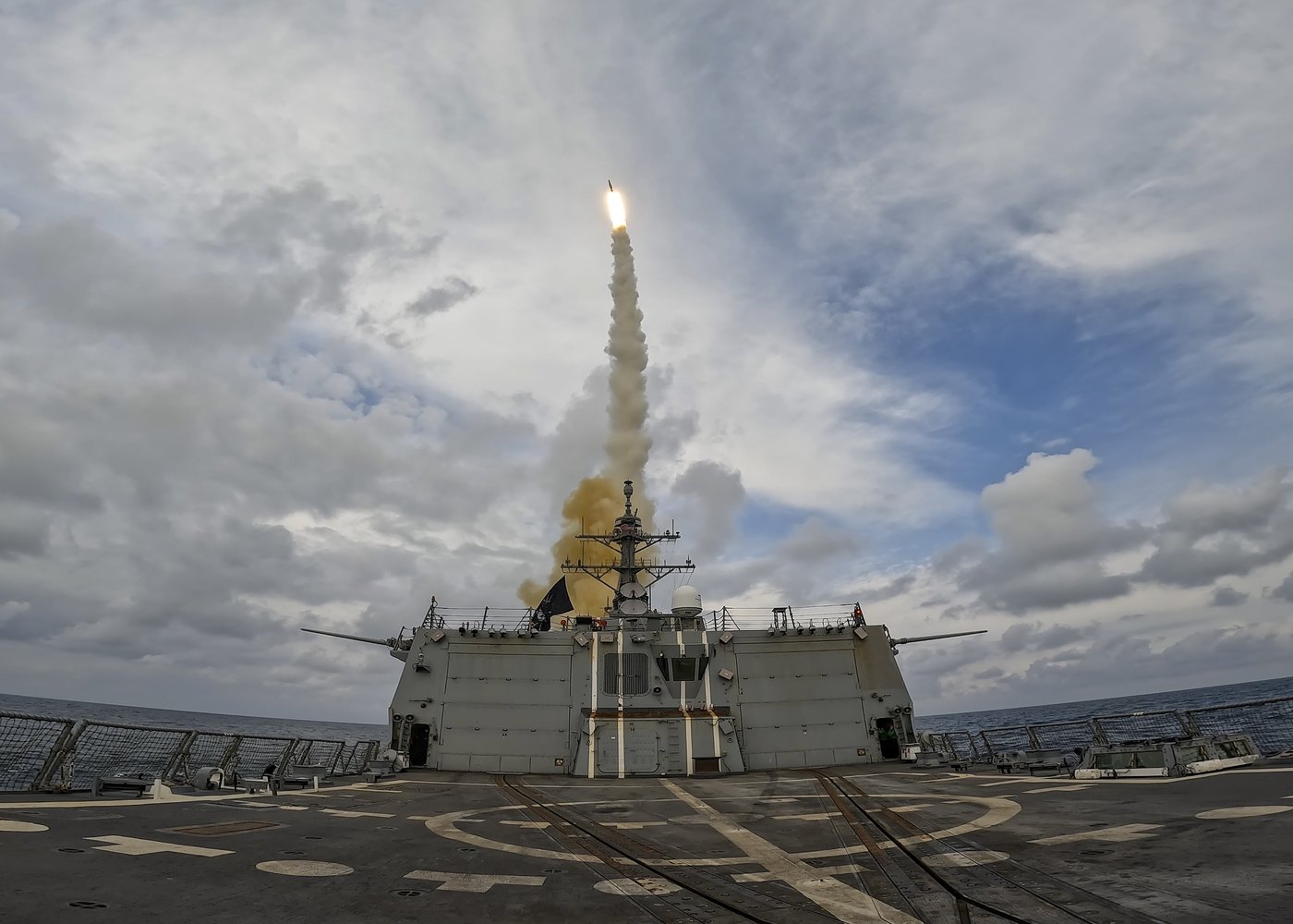 イージス駆逐艦が迎撃ミサイルSM-3を発射する様子