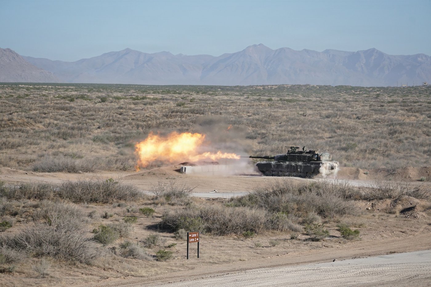 戦車射撃検定で120mm主砲を撃つM1A2エイブラムス戦車