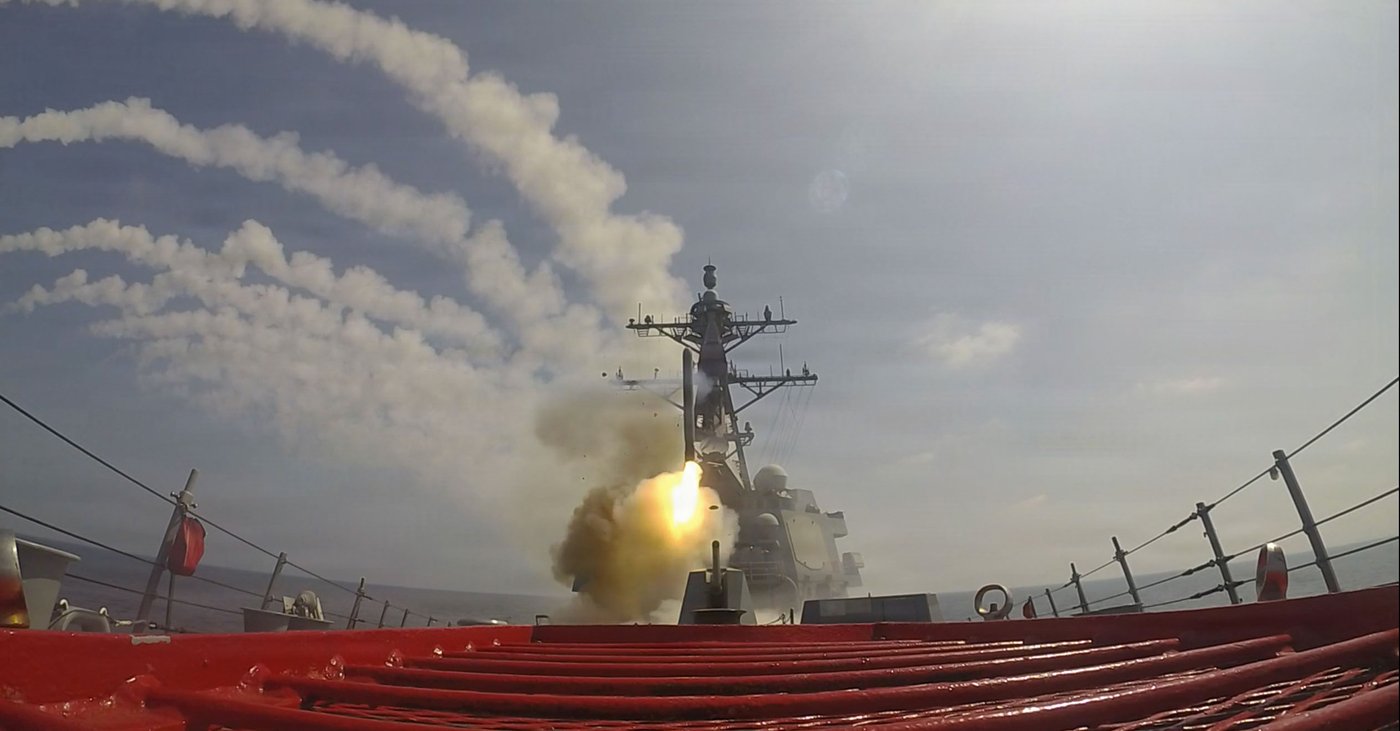 駆逐艦からトマホーク対地ミサイルが発射される瞬間