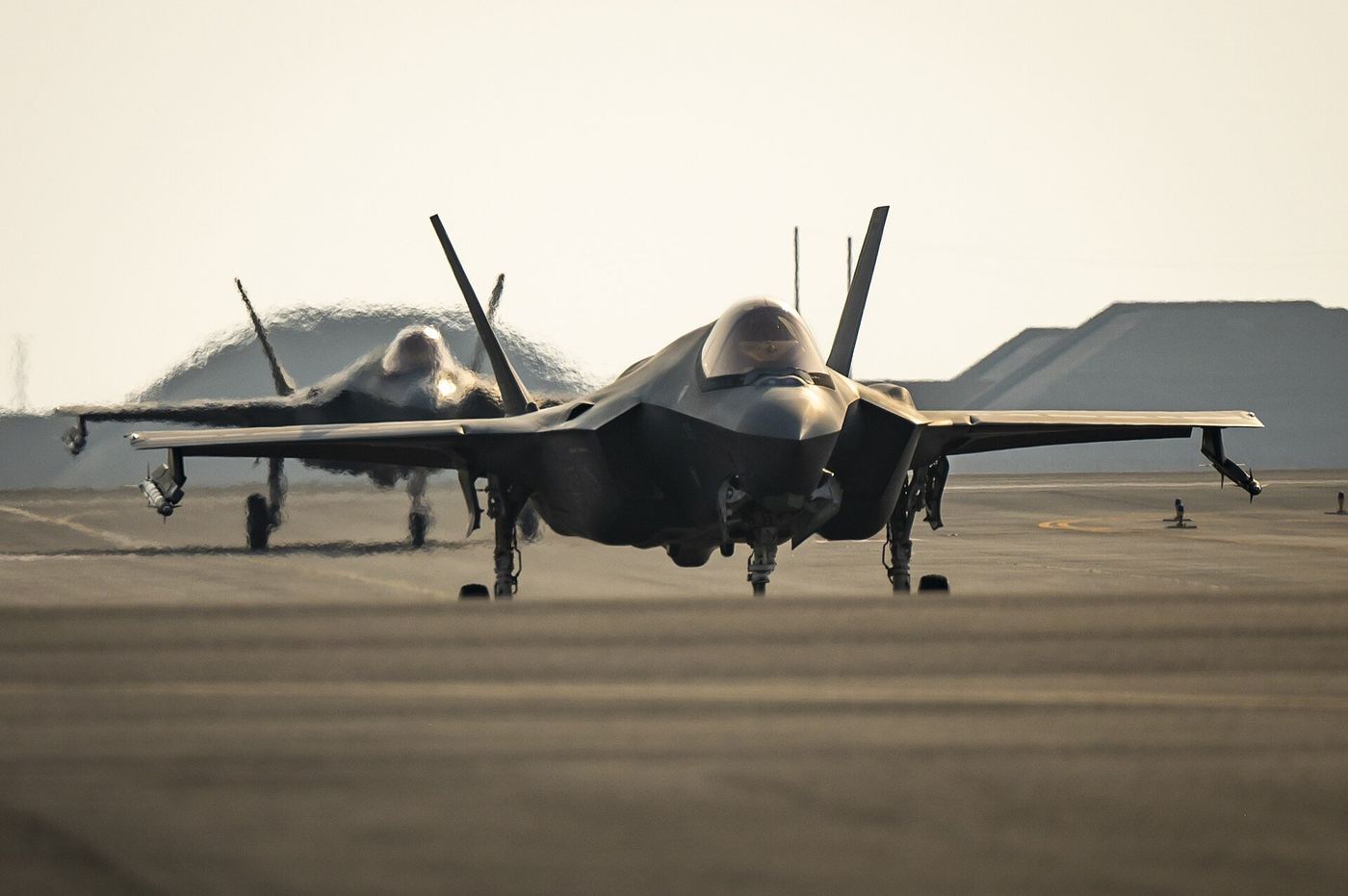 カタール・アルウデイド空軍基地に駐機する米空軍F-35A