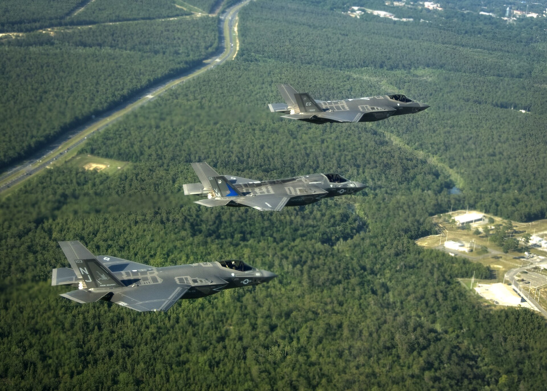 編隊飛行する戦闘機