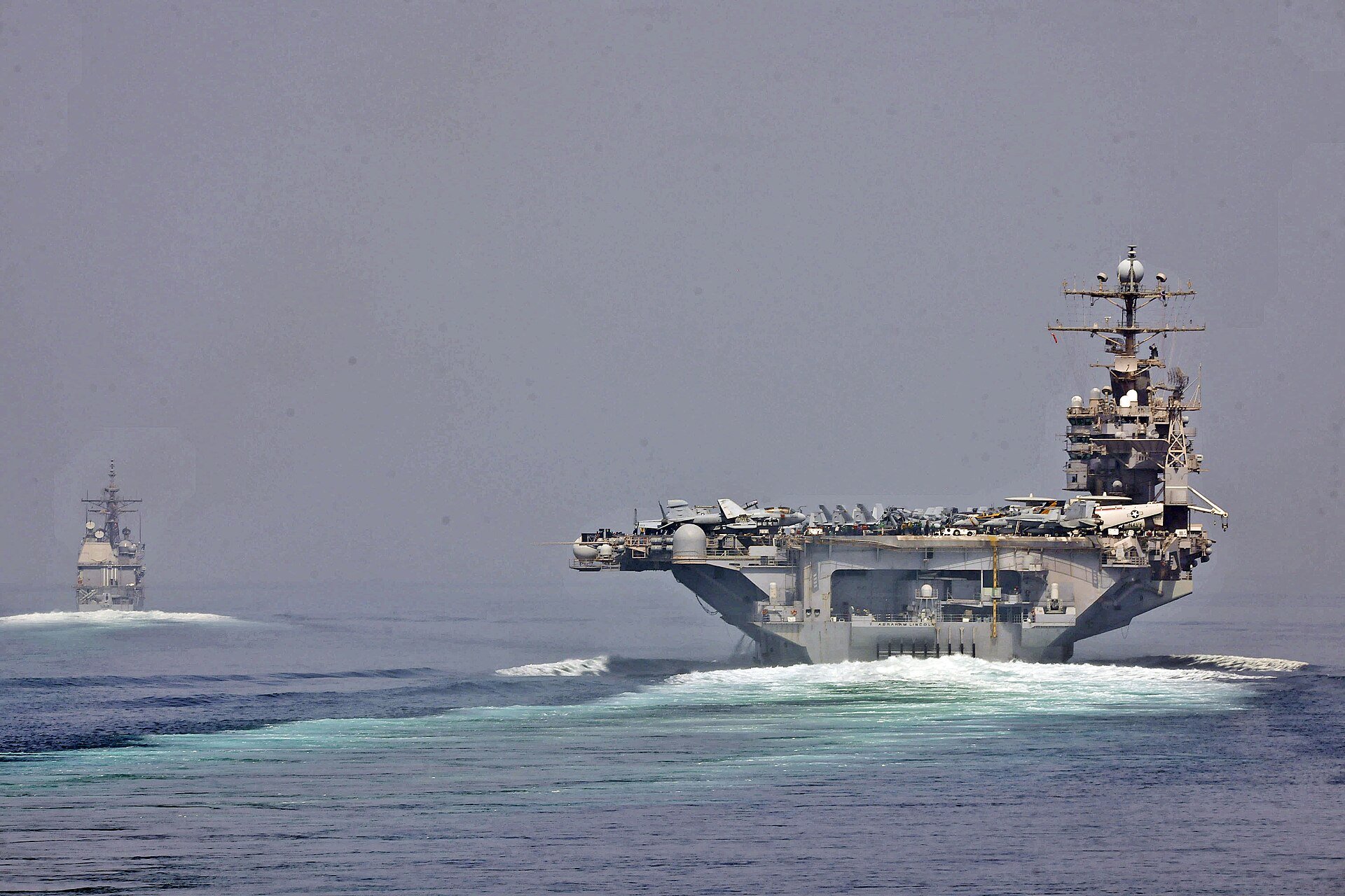 ホルムズ海峡を航行する艦艇