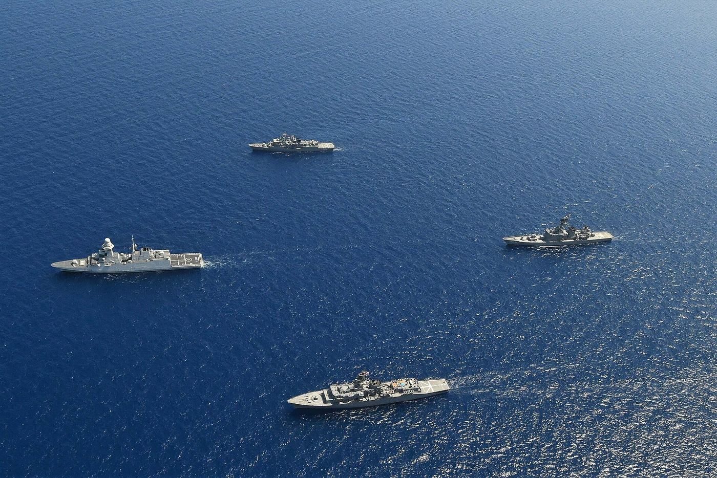 地中海を並走するイタリア・トルコのフリゲートと海上自衛隊の練習艦かしま・しまかぜ