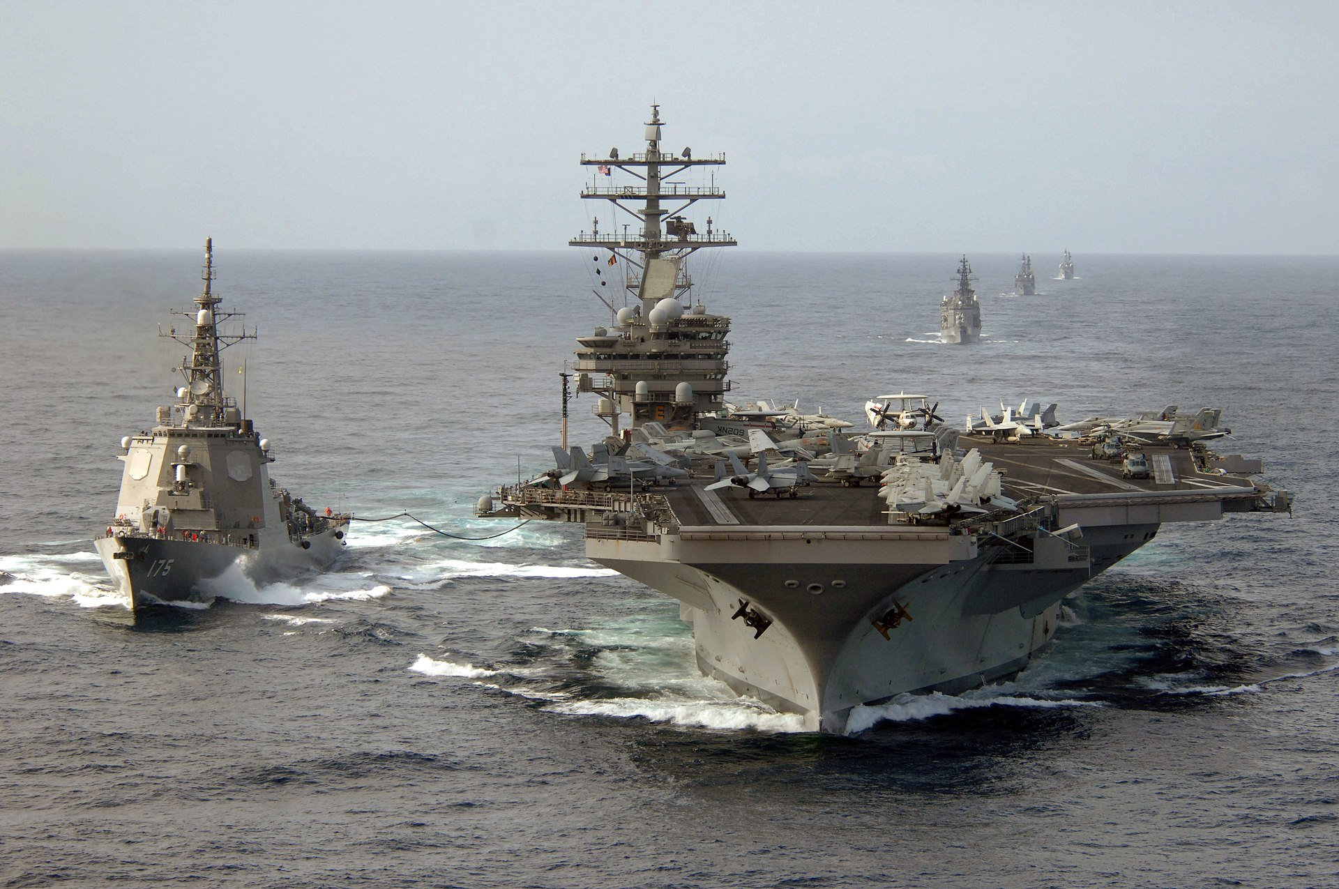 洋上を航行する海上自衛隊の艦艇