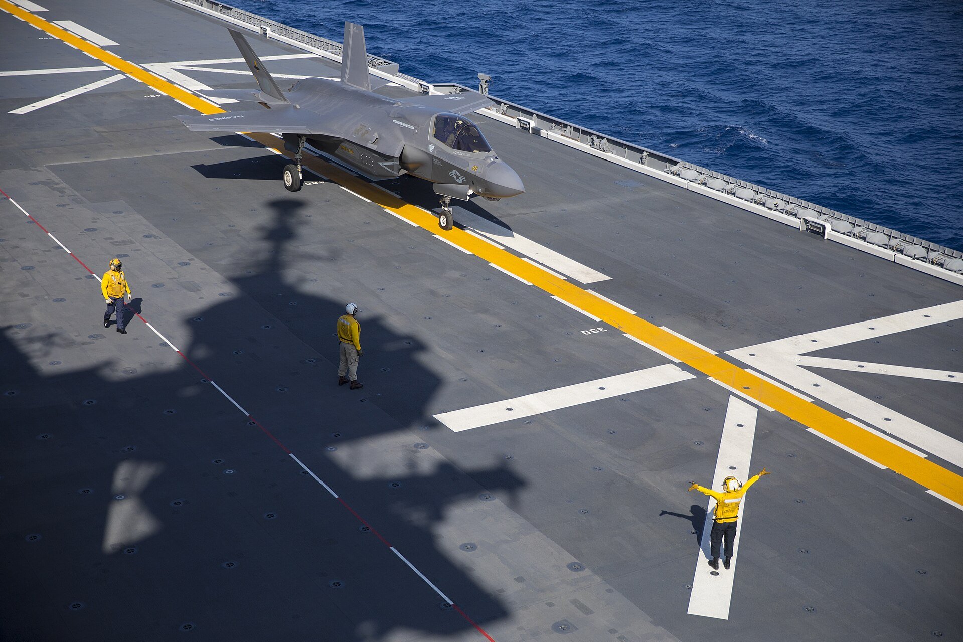 いずも型護衛艦の甲板上のF-35B
