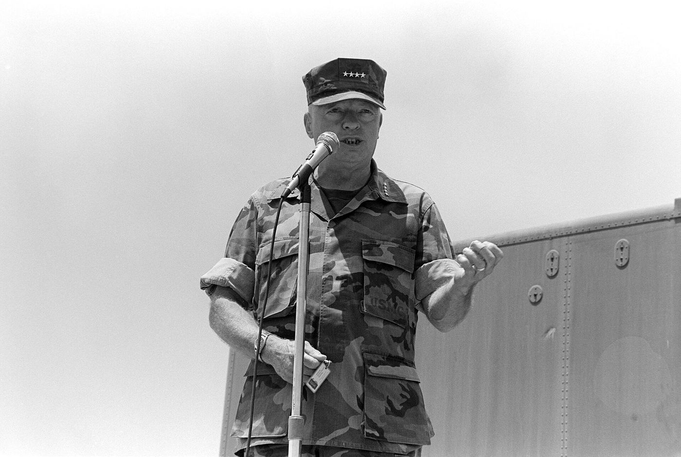 野戦服姿で部隊に語りかけるグレイ海兵隊総司令官