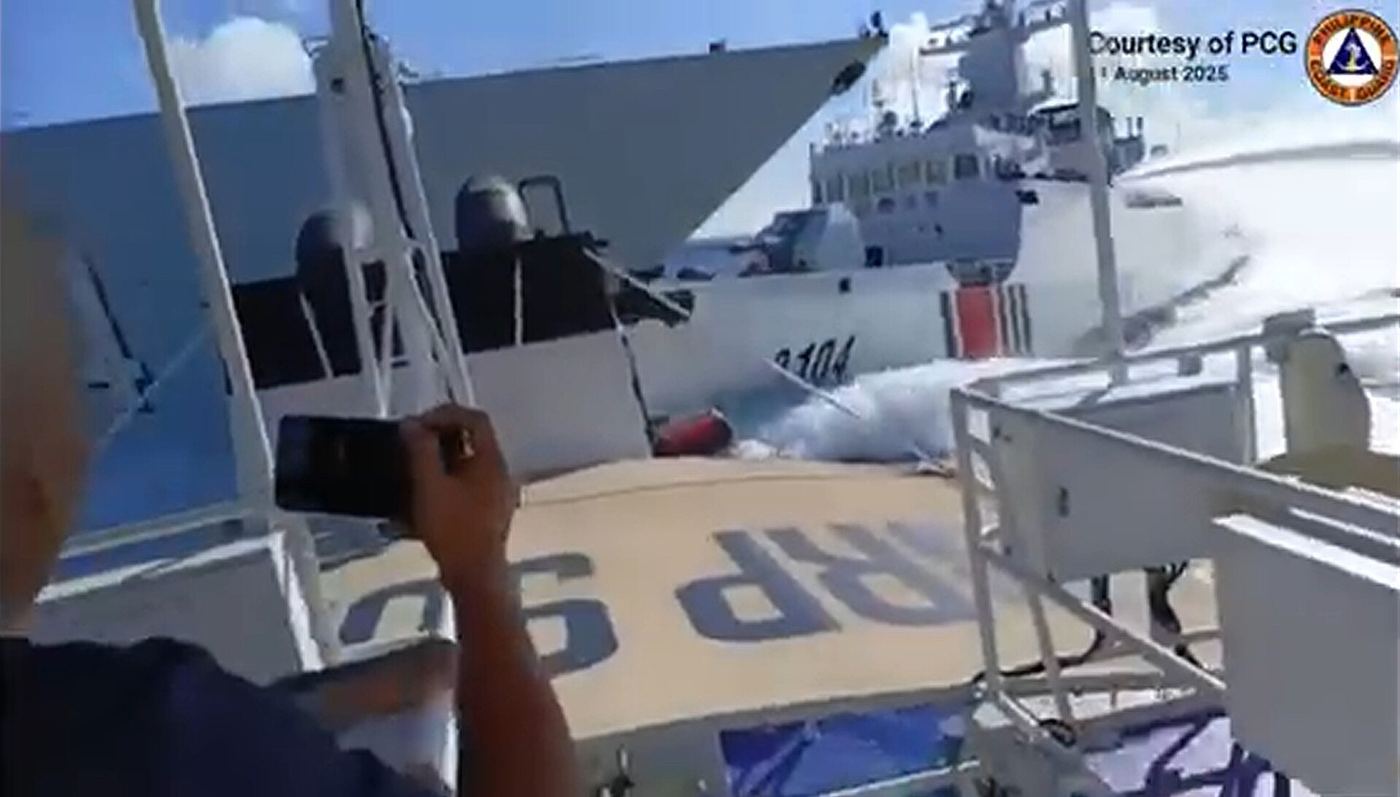 南シナ海で衝突事故を起こした中国海警船と中国海軍駆逐艦