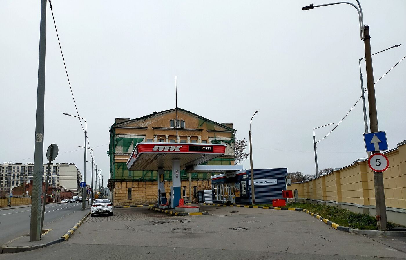 ロシア・サンクトペテルブルクのガソリンスタンド