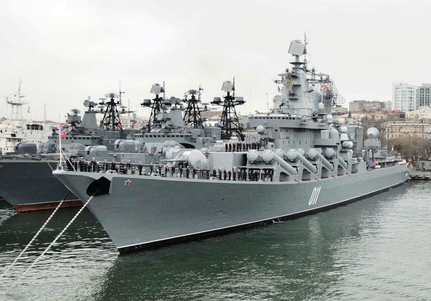 ウラジオストクに停泊するロシア太平洋艦隊のミサイル巡洋艦ワリャーグ